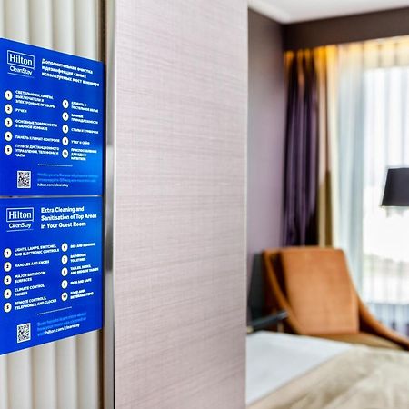 Doubletree By Hilton Minsk Hotel Bagian luar foto A digital room directory