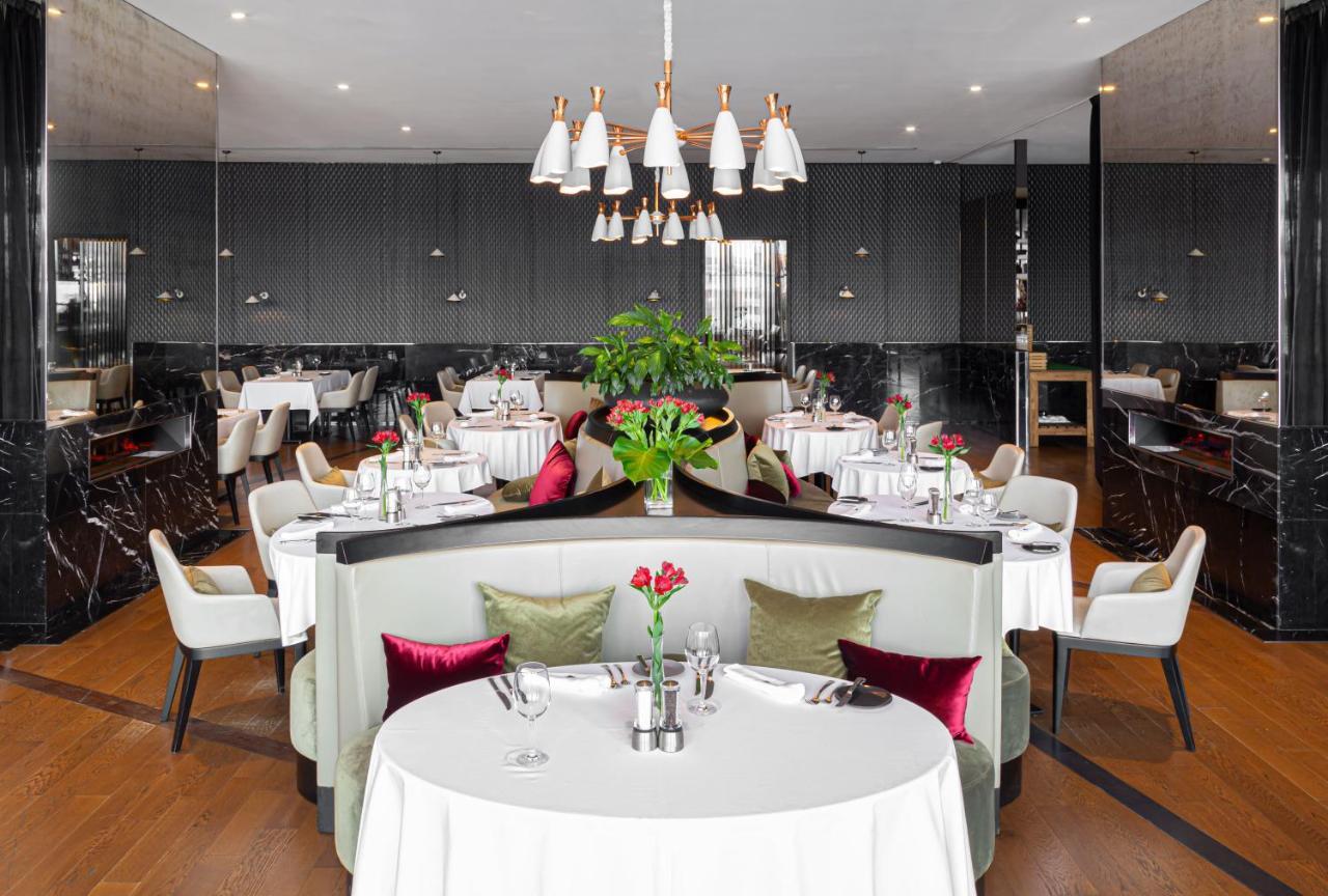 Doubletree By Hilton Minsk Hotel Bagian luar foto Restaurant
