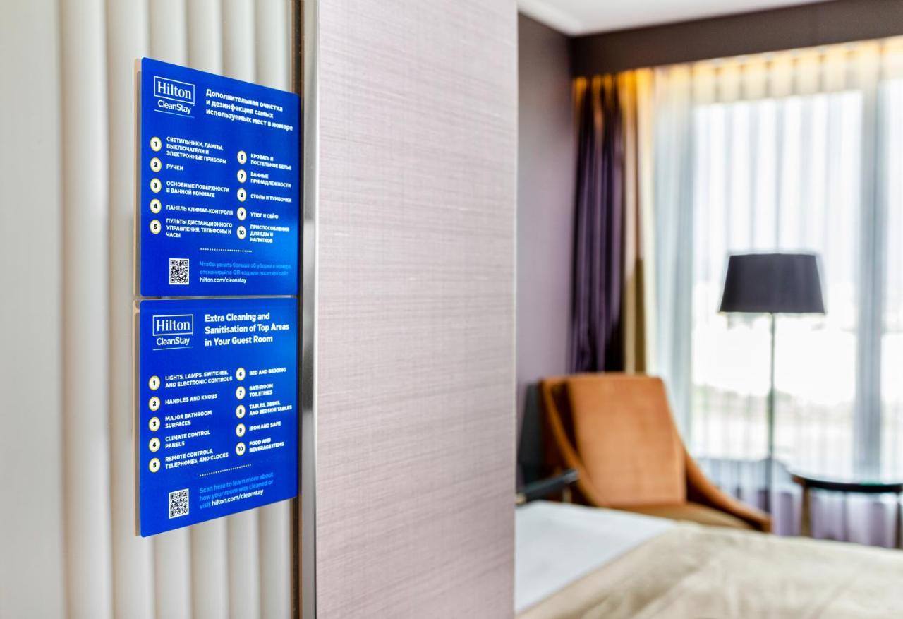 Doubletree By Hilton Minsk Hotel Bagian luar foto A digital room directory