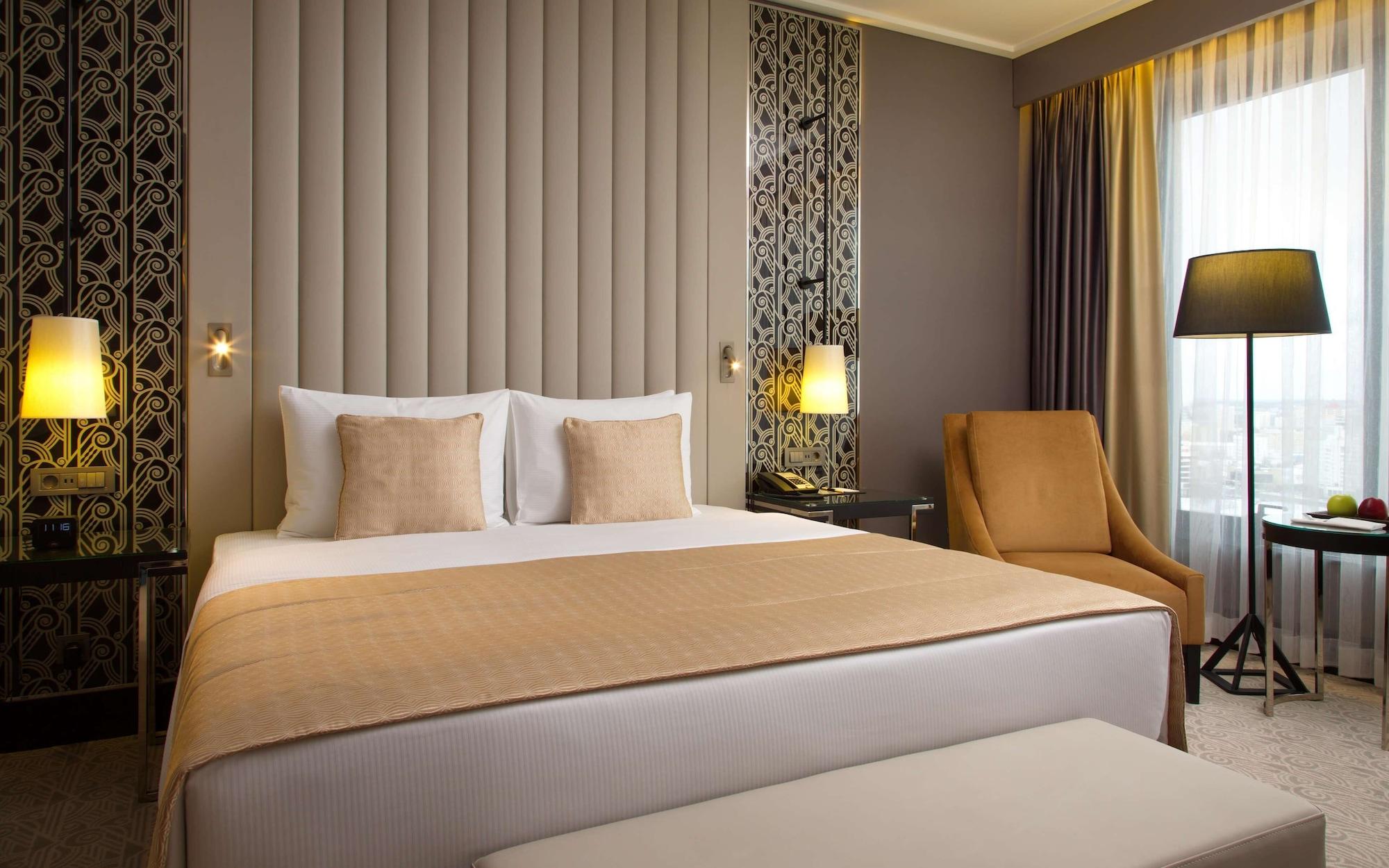 Doubletree By Hilton Minsk Hotel Bagian luar foto A bedroom at the hotel