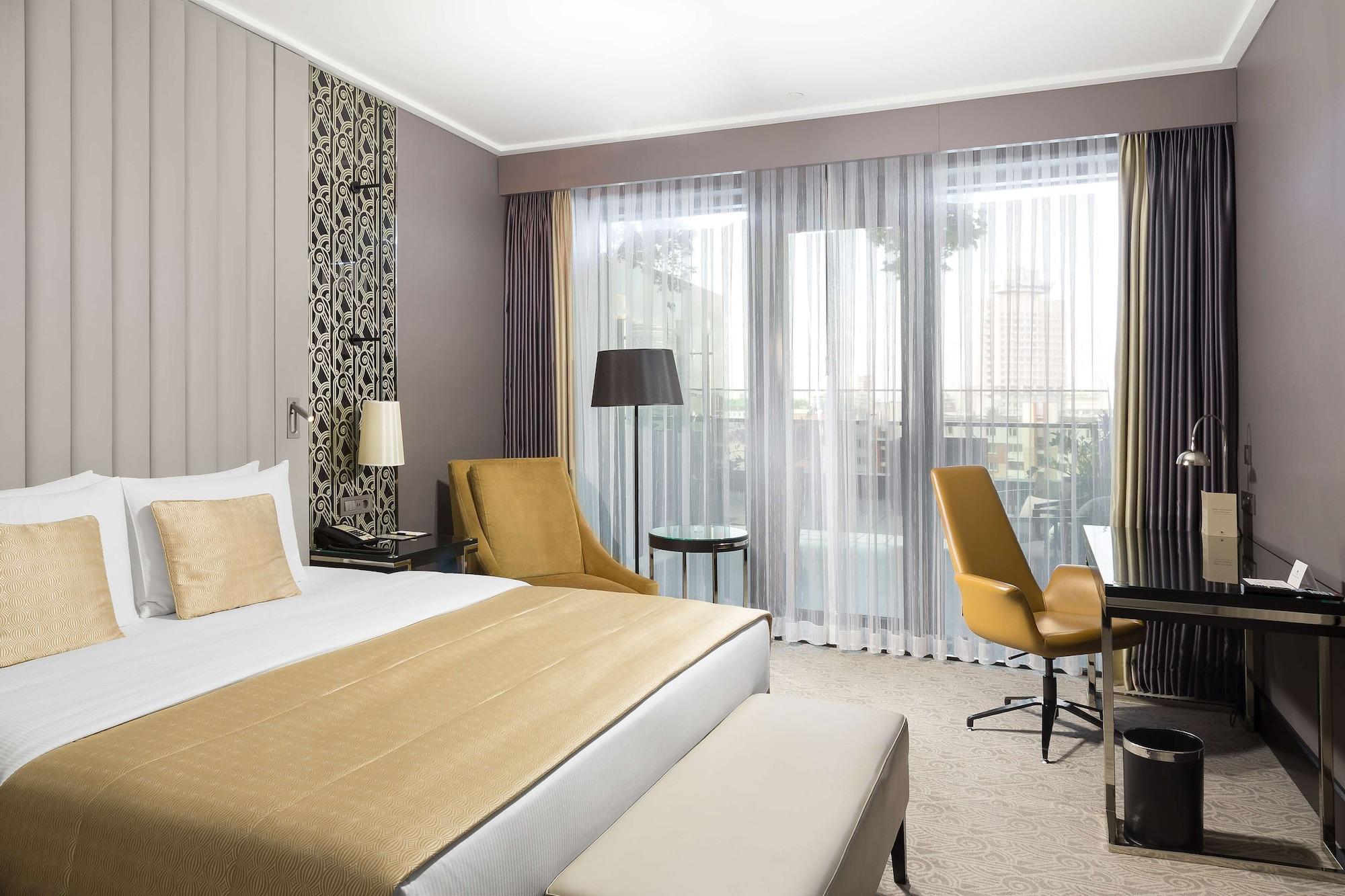 Doubletree By Hilton Minsk Hotel Bagian luar foto A room at the hotel