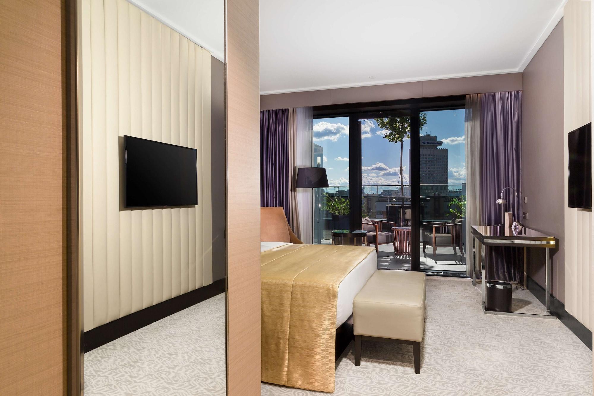 Doubletree By Hilton Minsk Hotel Bagian luar foto Deluxe Room