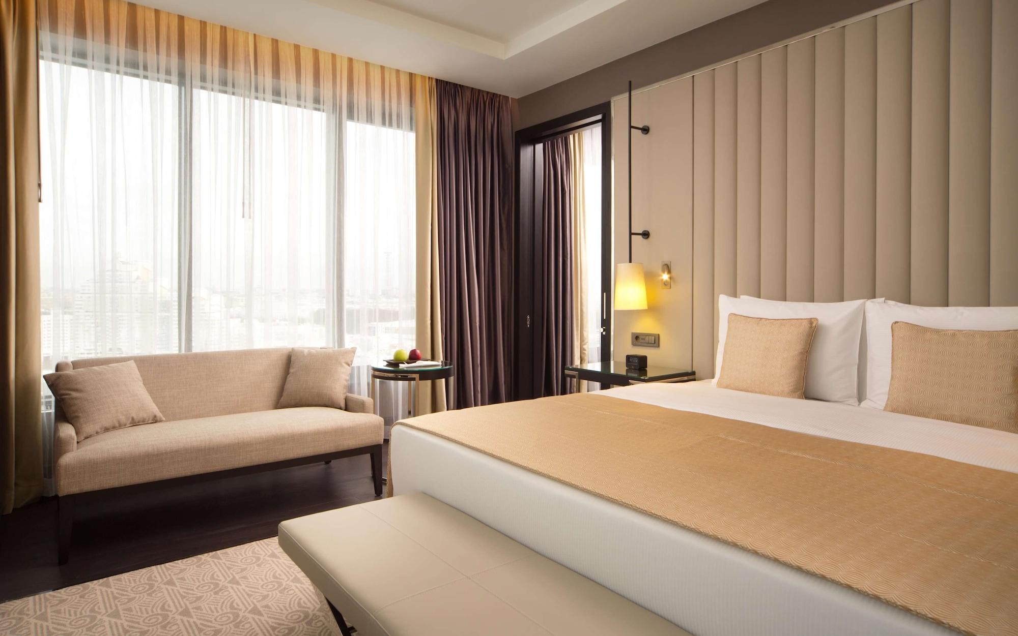 Doubletree By Hilton Minsk Hotel Bagian luar foto A bedroom at the hotel