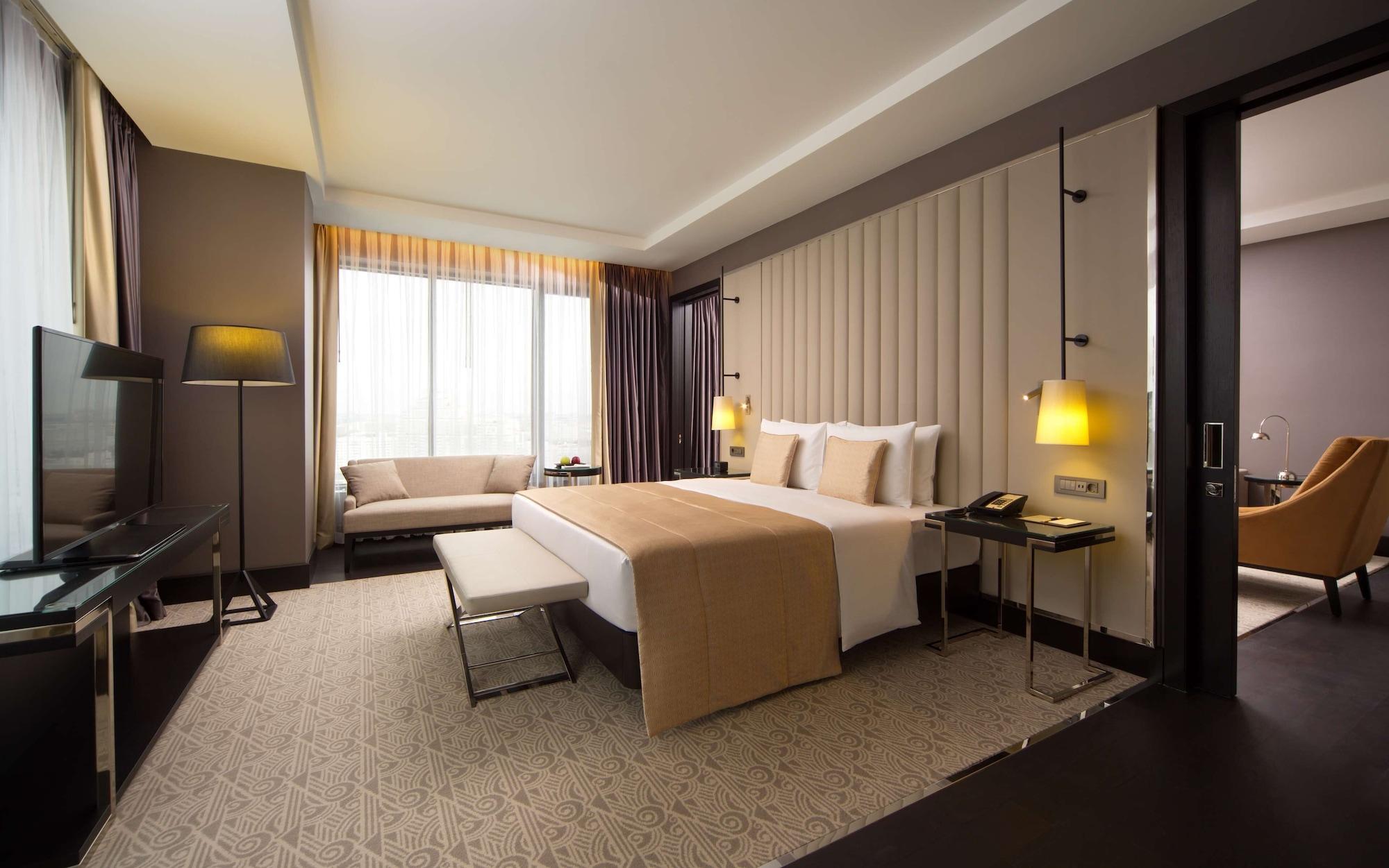 Doubletree By Hilton Minsk Hotel Bagian luar foto Deluxe Suite