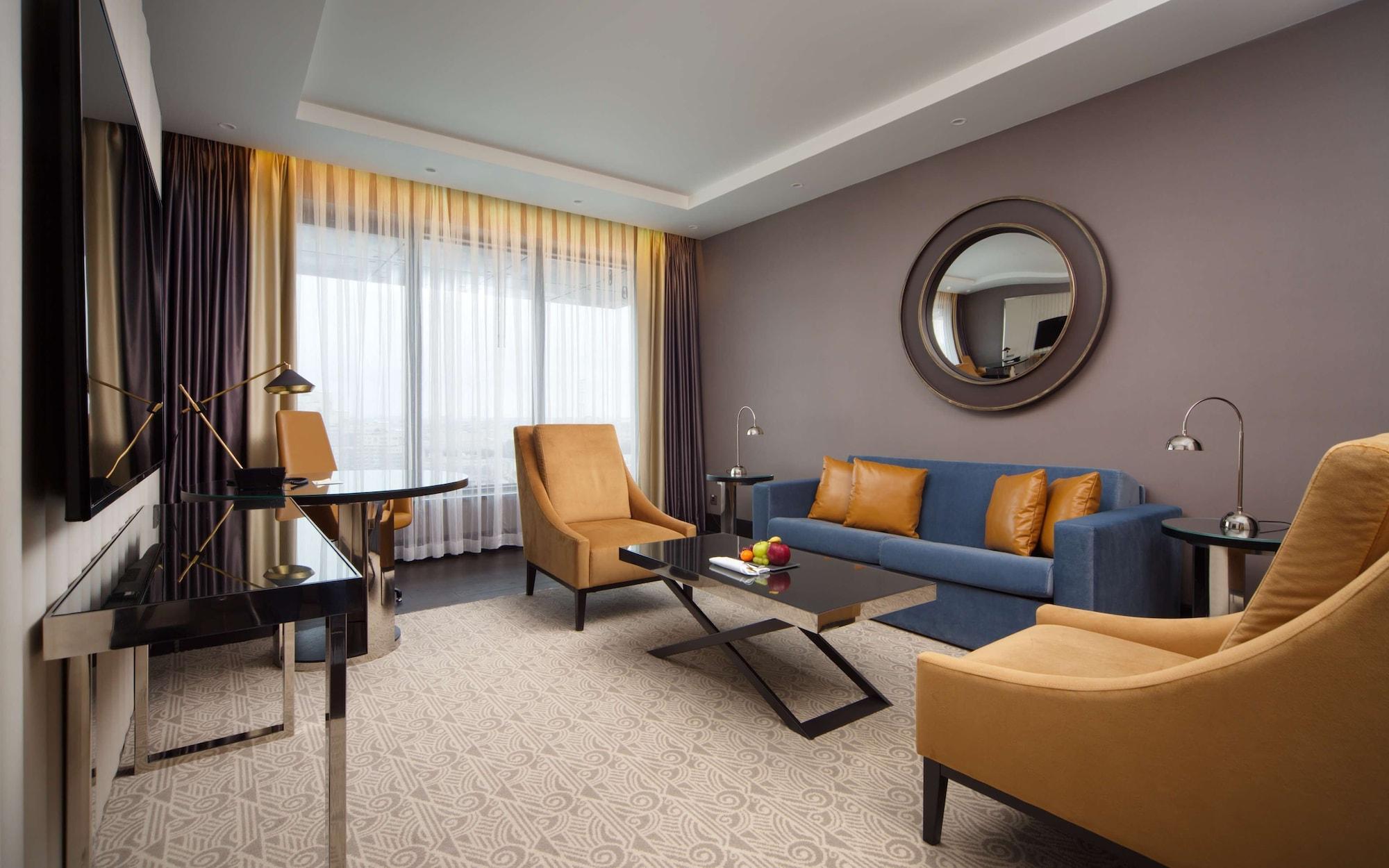 Doubletree By Hilton Minsk Hotel Bagian luar foto A living room at the hotel