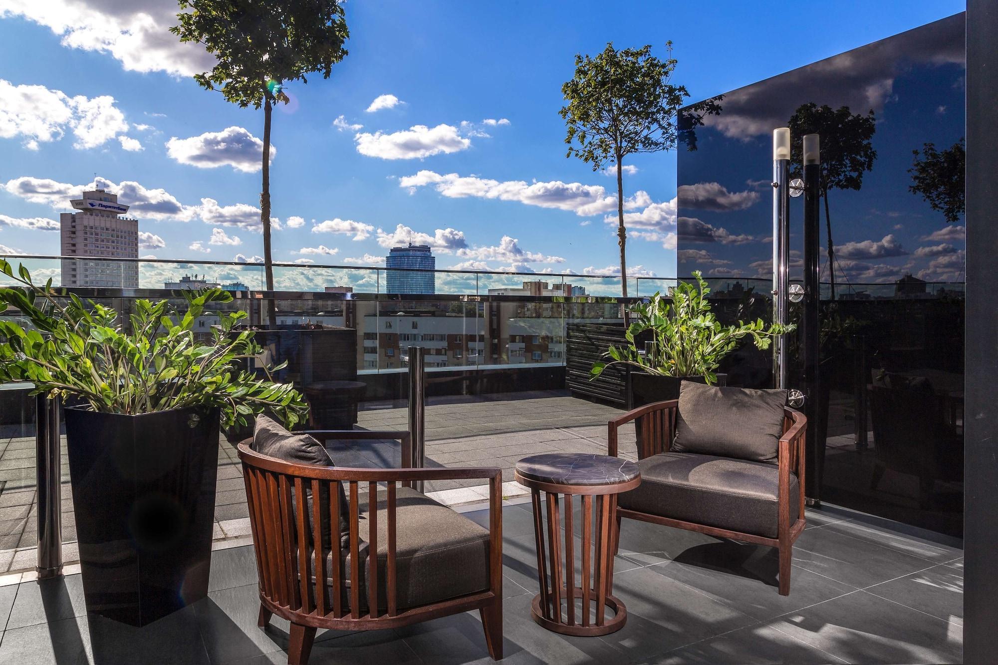 Doubletree By Hilton Minsk Hotel Bagian luar foto The Sky Bar