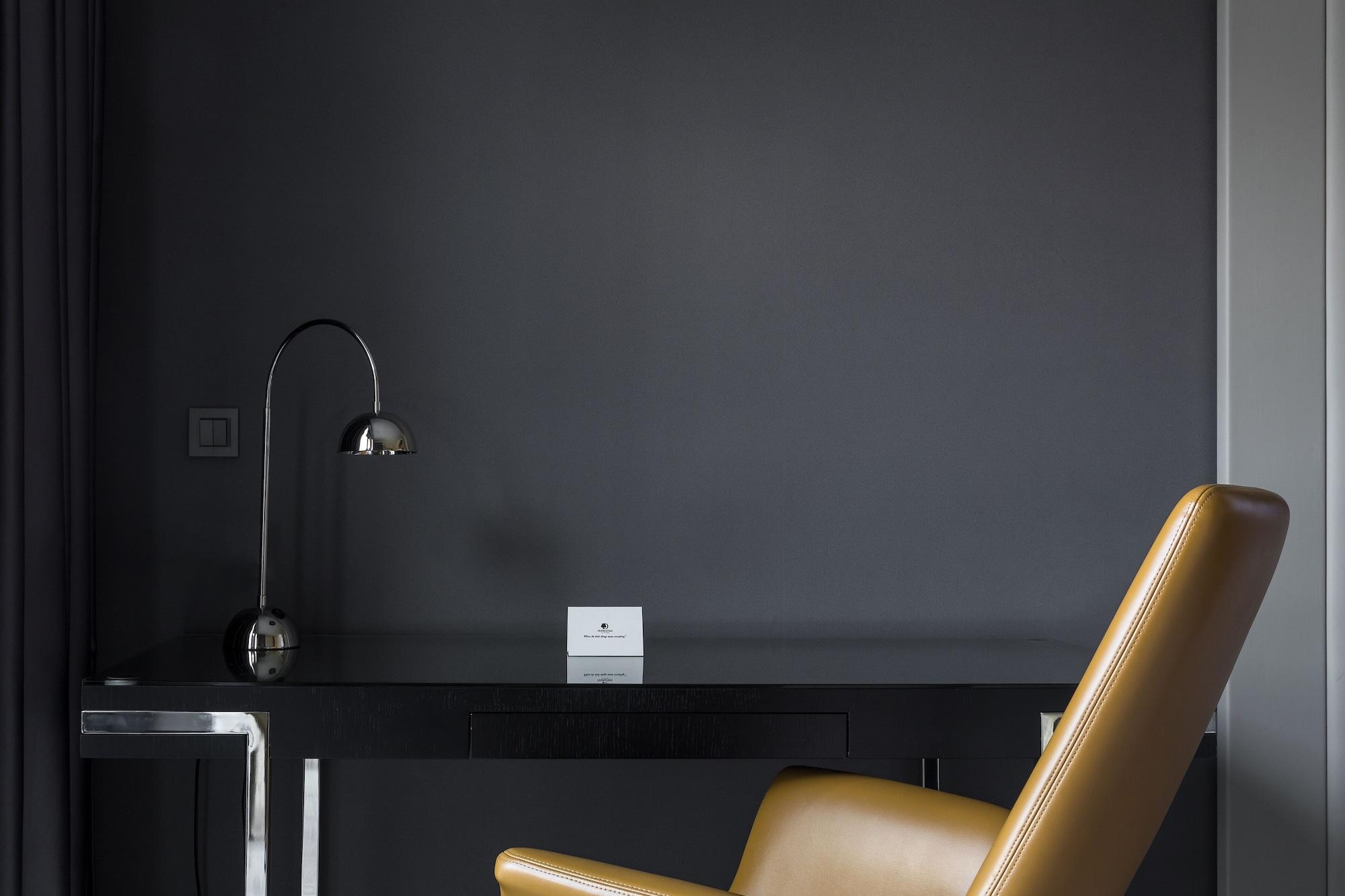 Doubletree By Hilton Minsk Hotel Bagian luar foto A wall mounted light switch