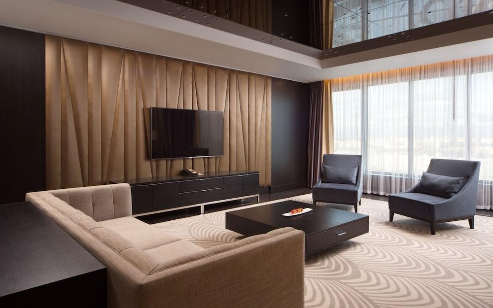 Doubletree By Hilton Minsk Hotel Bagian luar foto A living room