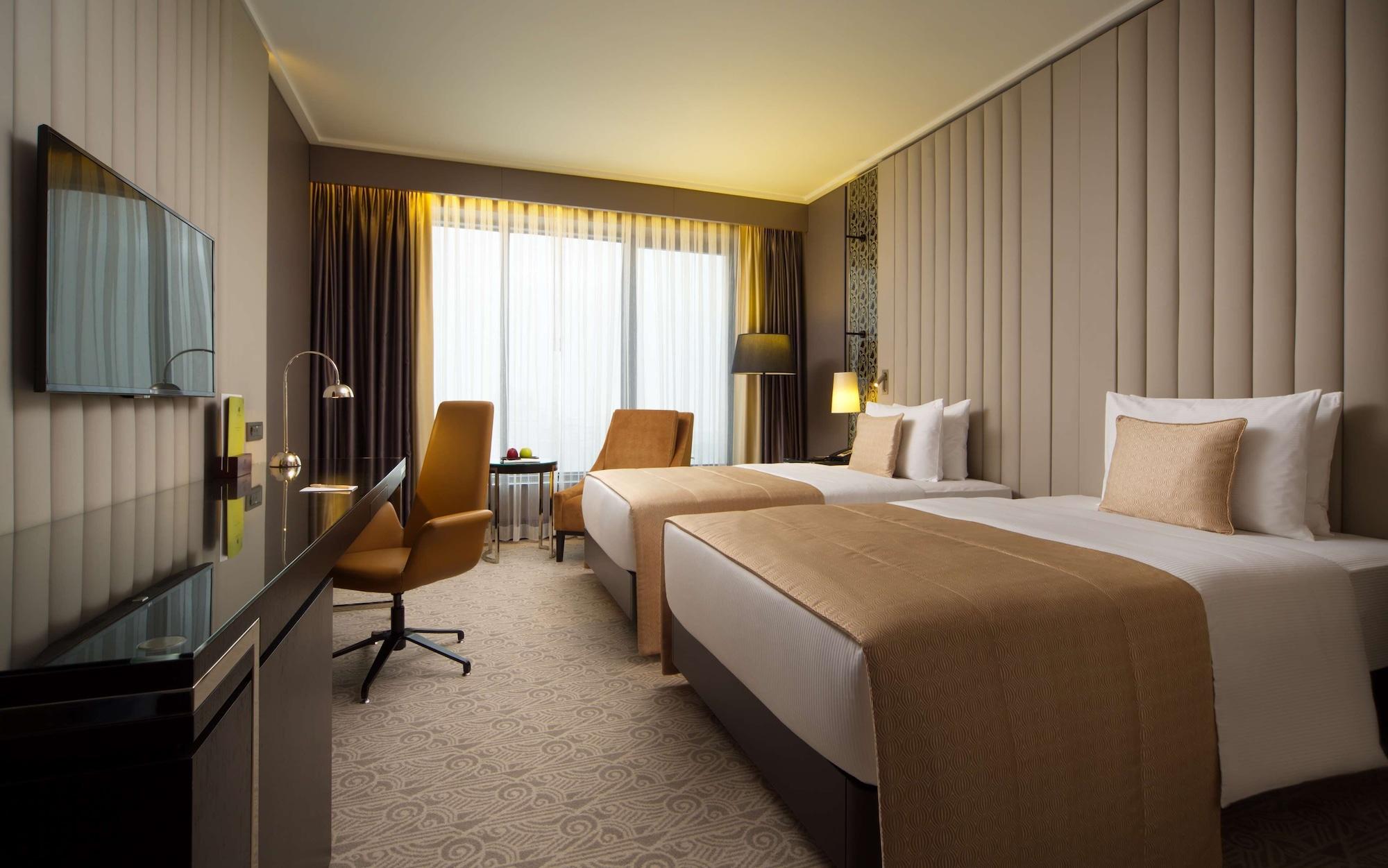 Doubletree By Hilton Minsk Hotel Bagian luar foto A room at the hotel