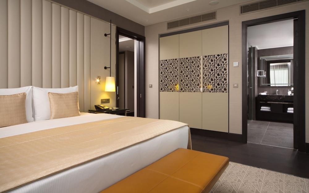 Doubletree By Hilton Minsk Hotel Bagian luar foto A bedroom at the Taj Mahal Palace