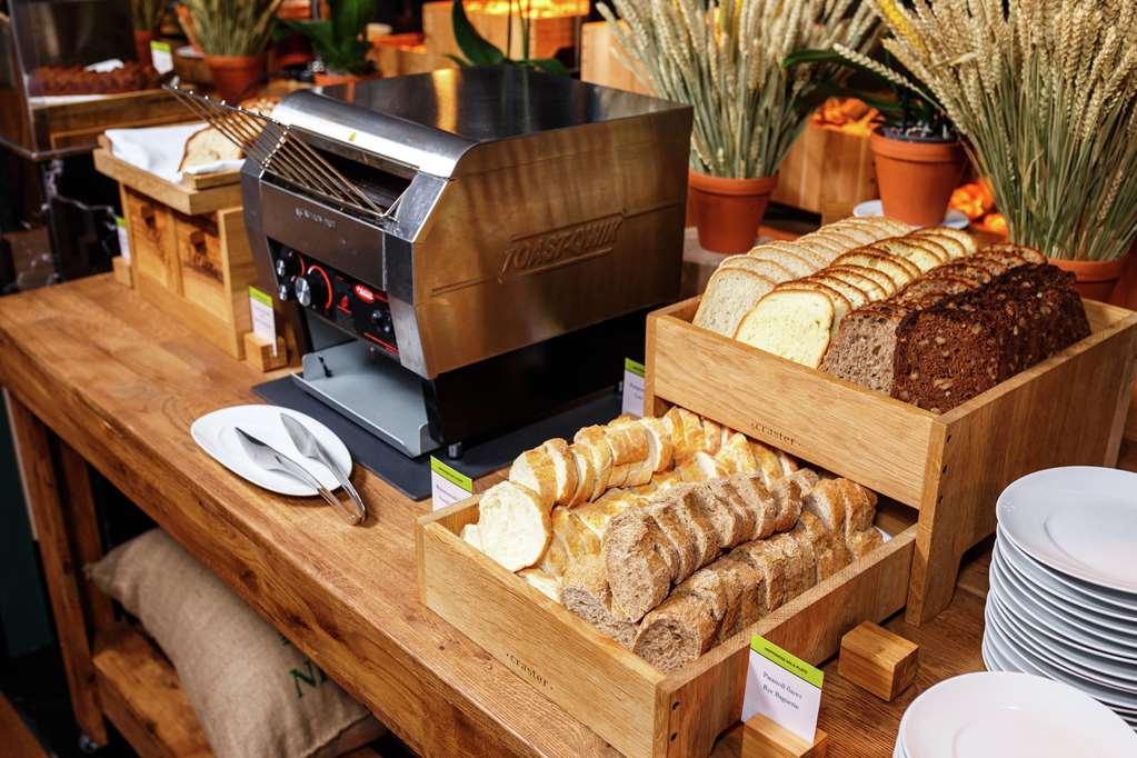 Doubletree By Hilton Minsk Hotel Restoran foto A bread station
