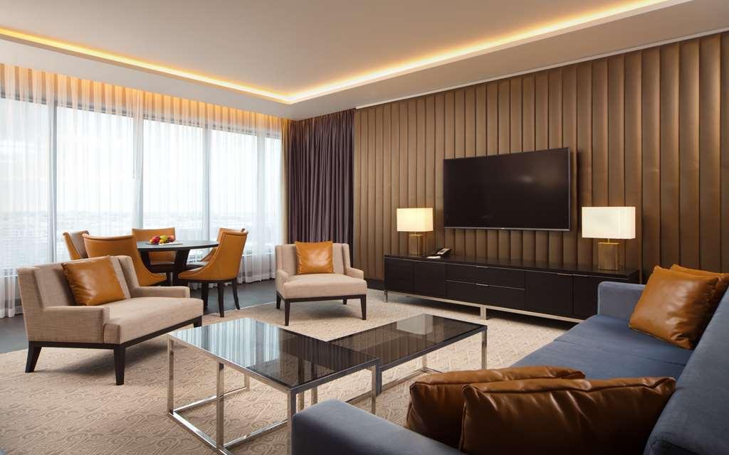 Doubletree By Hilton Minsk Hotel Ruang foto A living room at the hotel