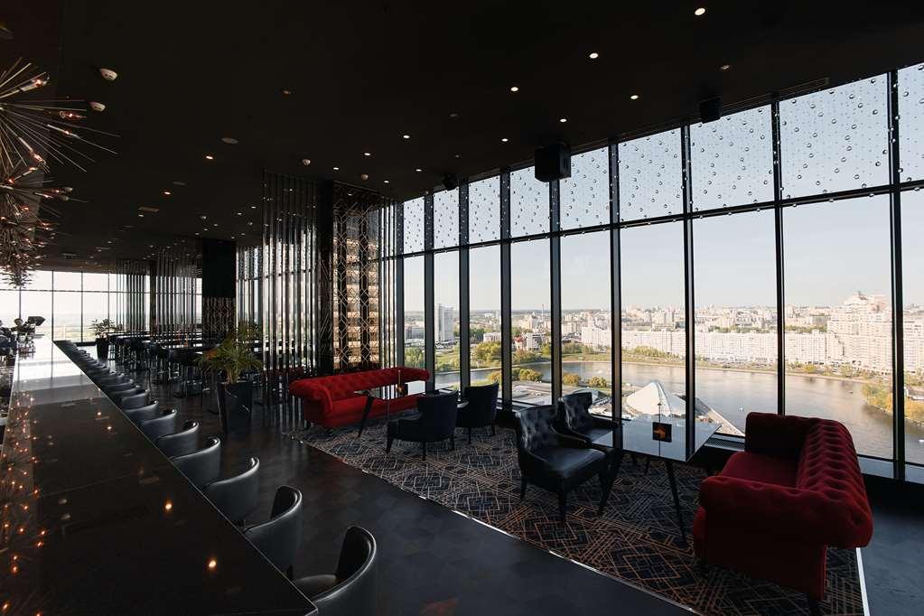 Doubletree By Hilton Minsk Hotel Restoran foto The bar