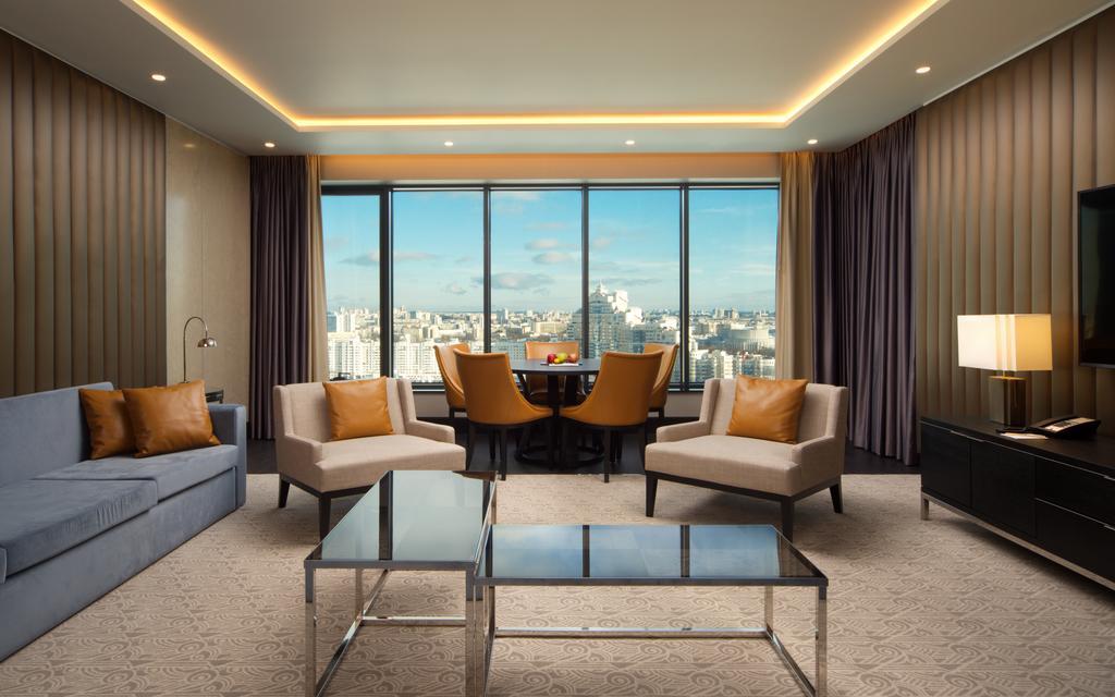 Doubletree By Hilton Minsk Hotel Bagian luar foto A living room in a suite at the hotel