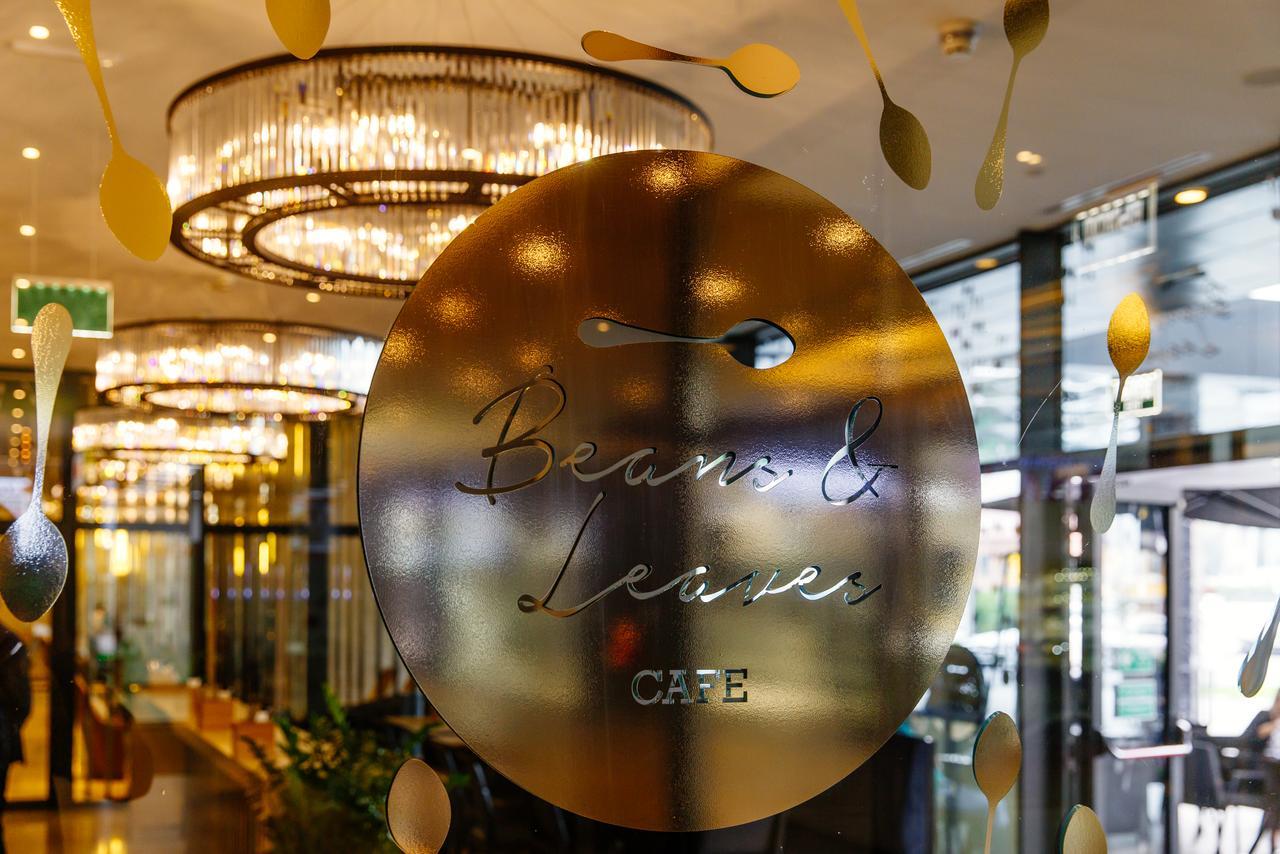 Doubletree By Hilton Minsk Hotel Bagian luar foto Bean & Telle