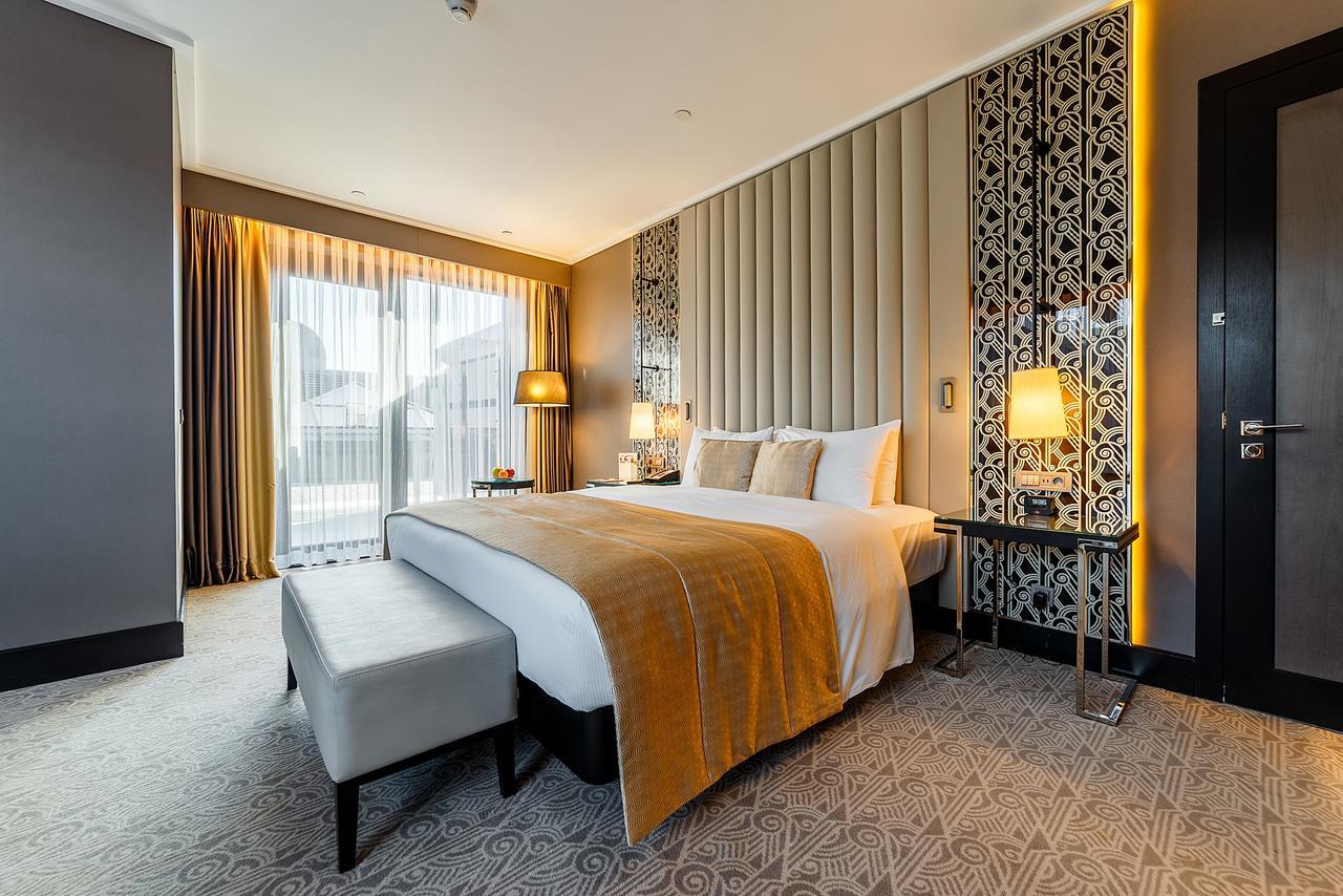 Doubletree By Hilton Minsk Hotel Ruang foto A bedroom at the hotel