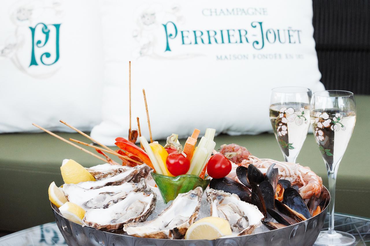 Doubletree By Hilton Minsk Hotel Bagian luar foto A platter of oysters