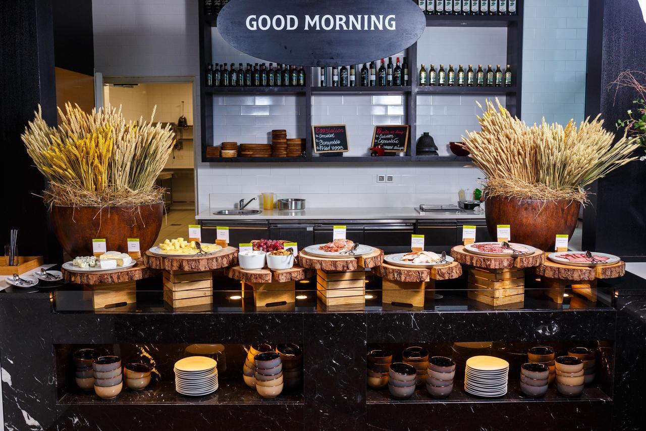 Doubletree By Hilton Minsk Hotel Bagian luar foto A breakfast buffet at a hotel
