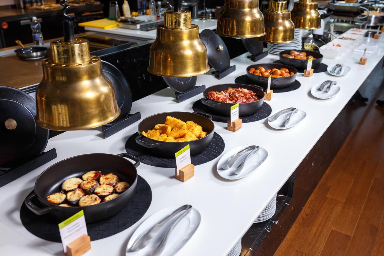 Doubletree By Hilton Minsk Hotel Bagian luar foto A chafing dish buffet