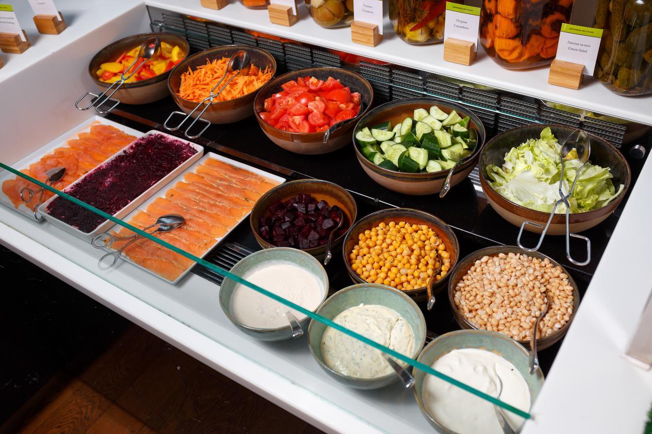 Doubletree By Hilton Minsk Hotel Bagian luar foto A salad bar