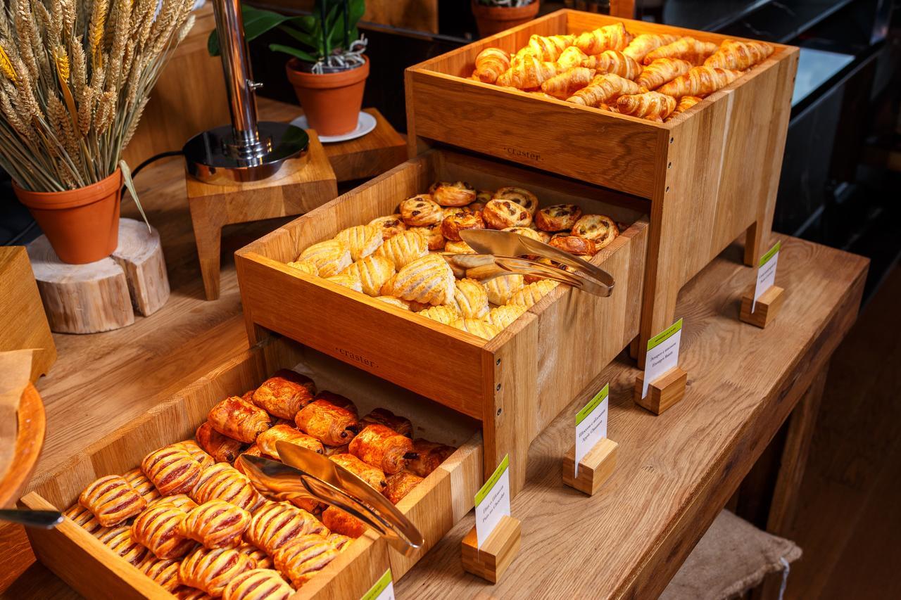 Doubletree By Hilton Minsk Hotel Bagian luar foto A pastry display