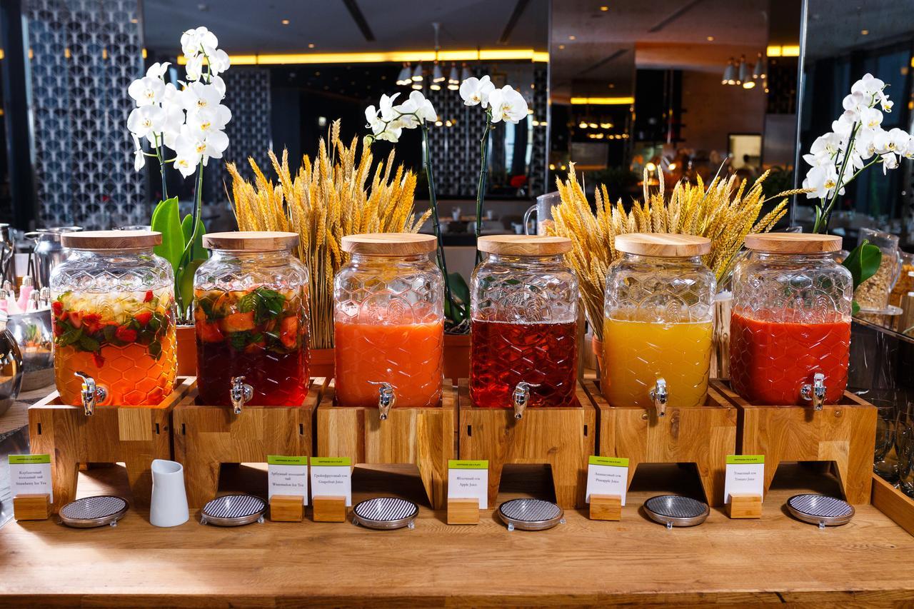 Doubletree By Hilton Minsk Hotel Bagian luar foto A selection of fruit juices