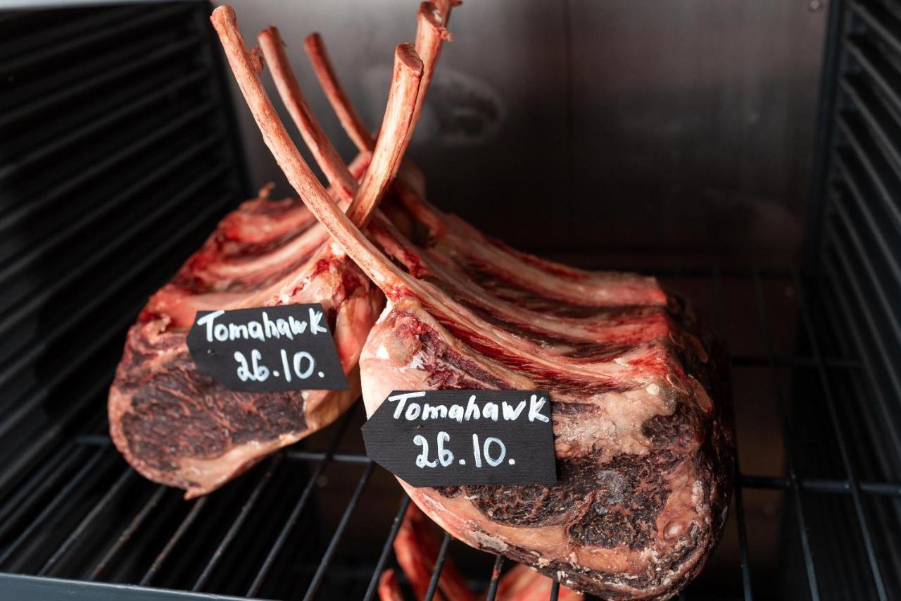 Doubletree By Hilton Minsk Hotel Bagian luar foto Tomahawk steaks