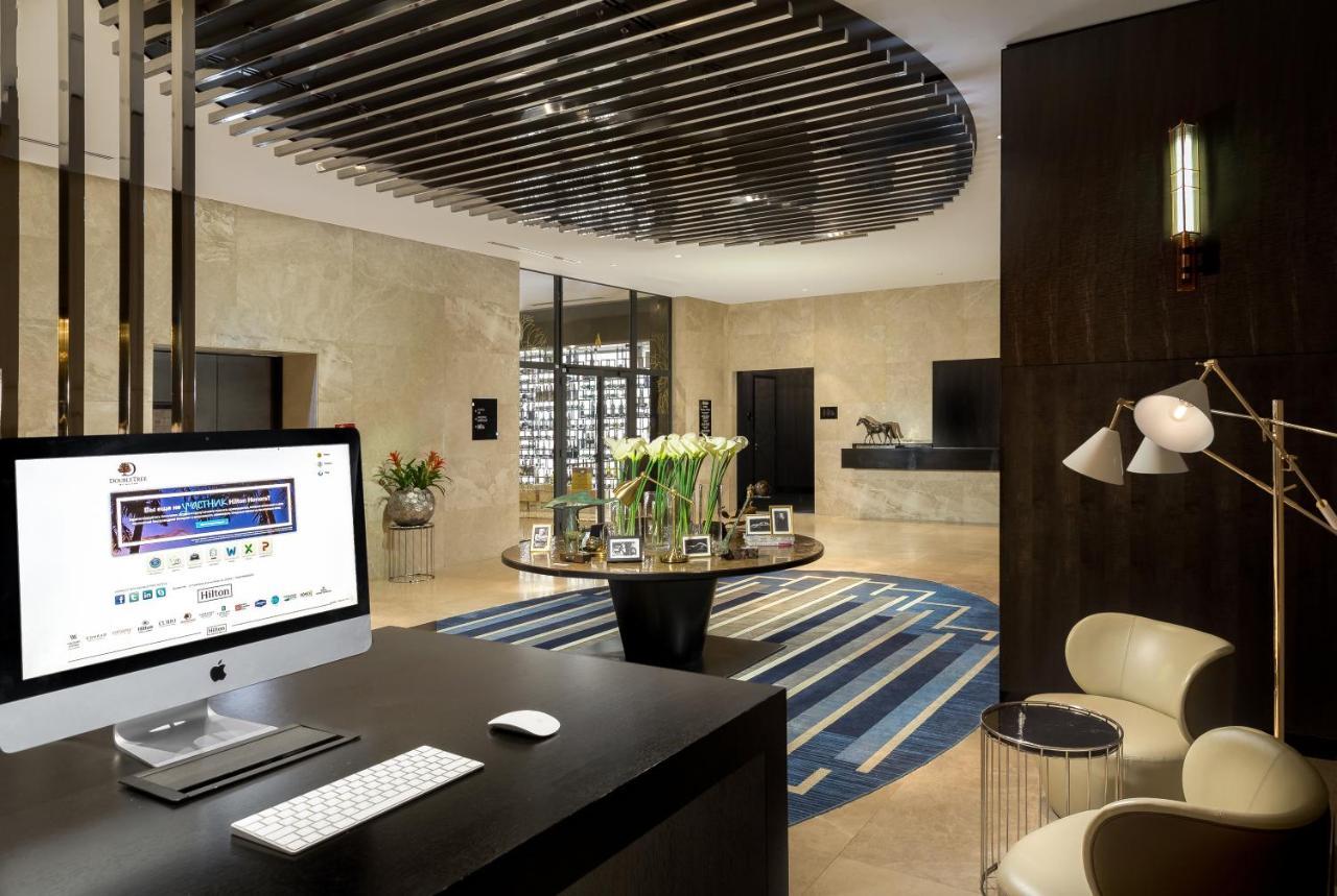 Doubletree By Hilton Minsk Hotel Bagian luar foto The lobby of the hotel