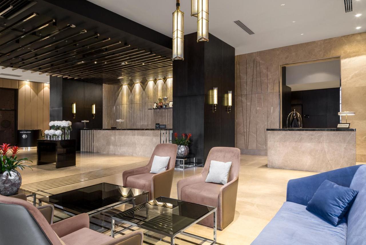 Doubletree By Hilton Minsk Hotel Bagian luar foto Lobby